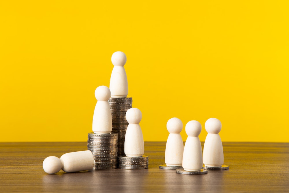 Les disparités de salaire brut pour 2 400 euros net entre les secteurs d'activité : une analyse approfondie